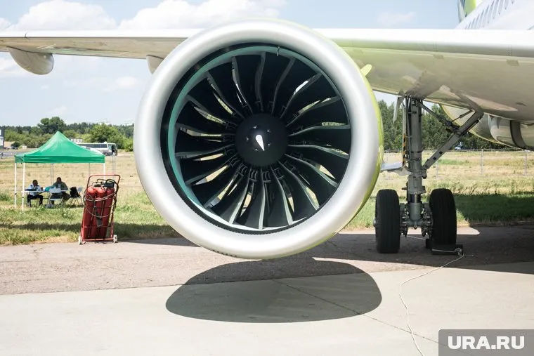 Самолет выкатился за пределы взлетно-посадочной полосы