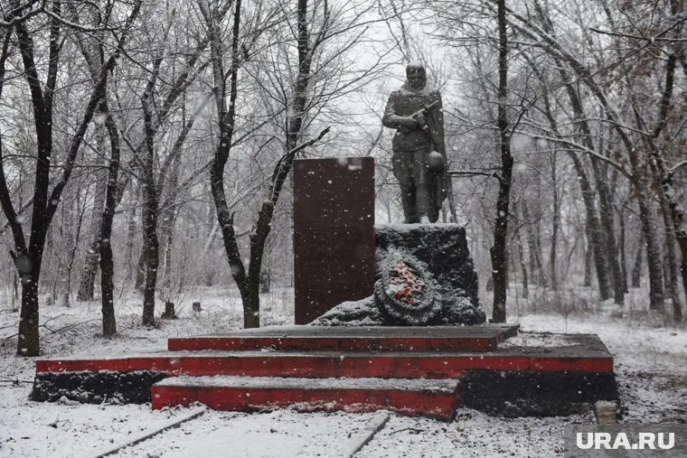 Дрифтеров не смущает, что возле памятника находятся люди