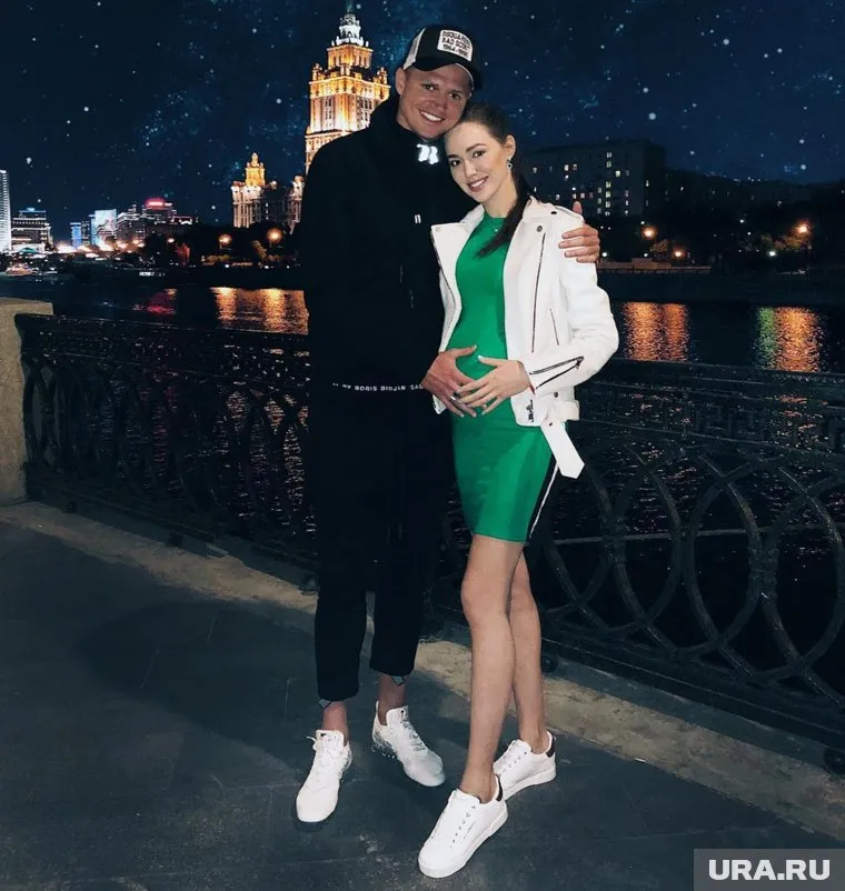 Модель Анастасия Костенко родила футболисту дочь