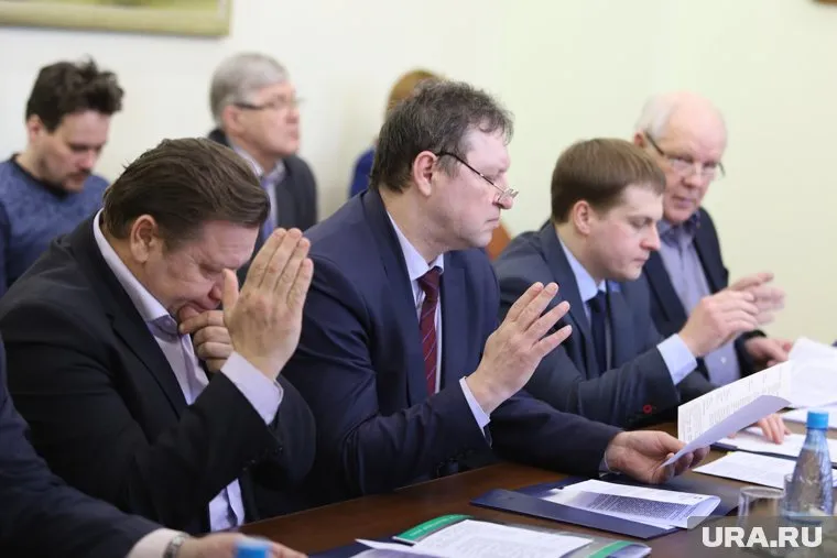 Борис Шалютин (в центре) сдаст депутатский мандат