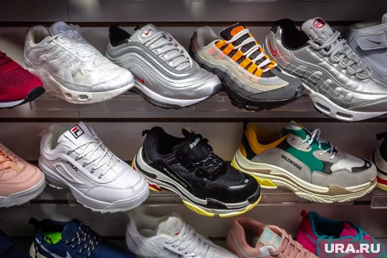 Сотрудница мэрии в Октябрьском районе получила взятку мужскими кроссовками за 4,5 тысячи рублей