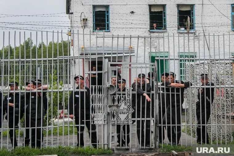 Россиян больше напрягают «пиры чиновников и депутатов», чем банкет в колонии (архивное фото)