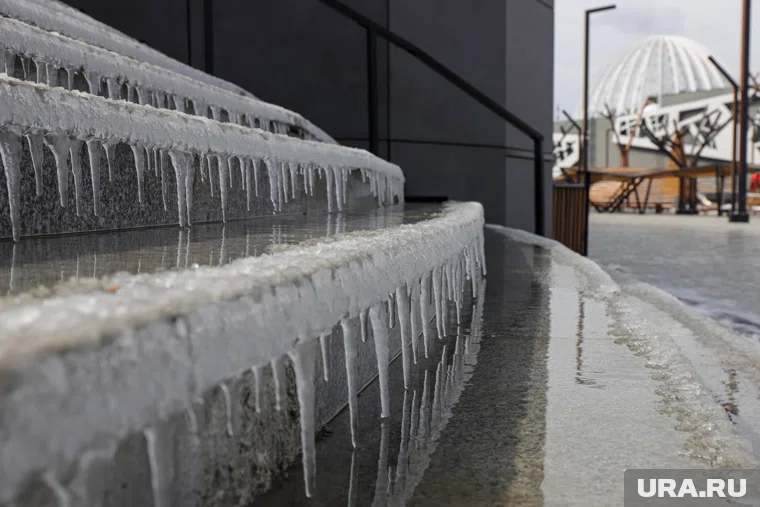 Выход на улицу для некоторых горожан заканчивается переломами и вызовом скорой помощи