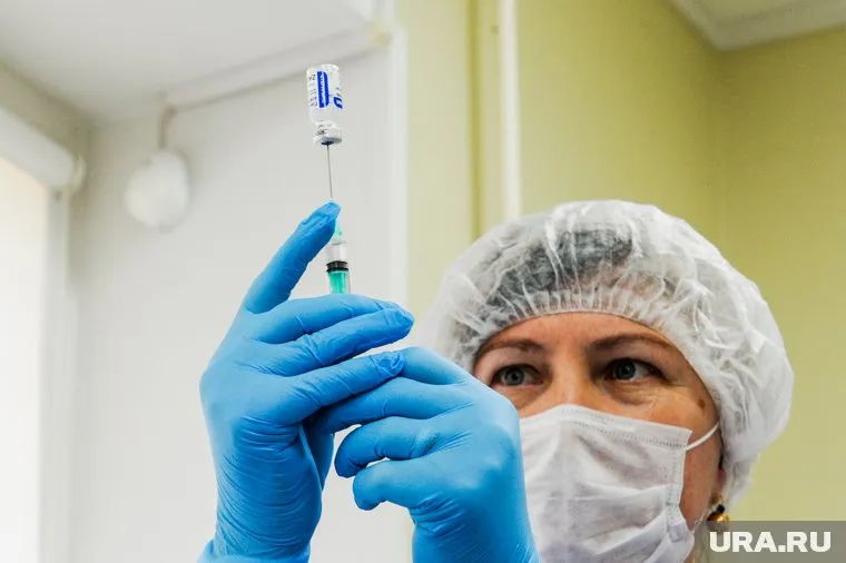 Третья доза вакцины десятикратно снижает риск болезни