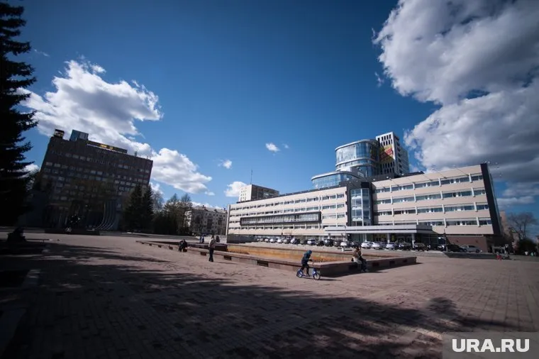 Сотрудники МИД работают в одном здании со свердловскими чиновниками