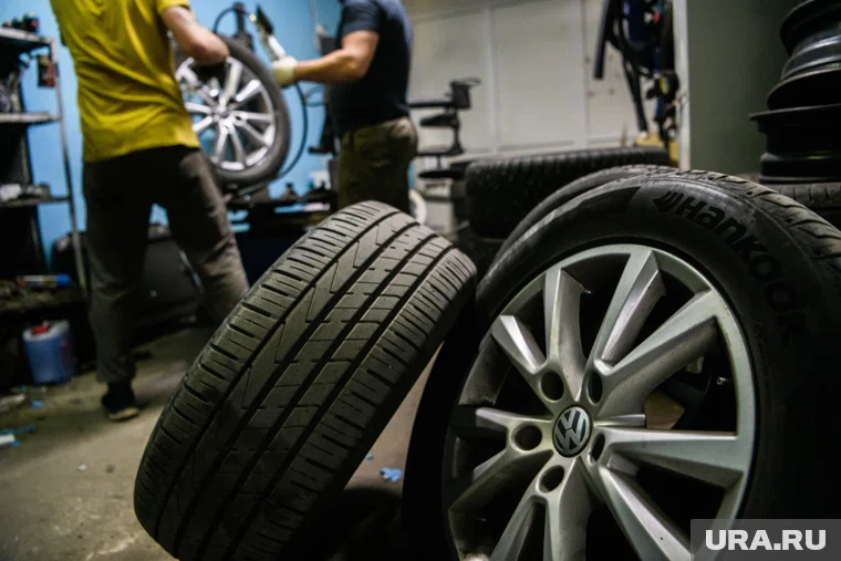 Октябрьский снегопад вызвал ажиотажный спрос на шиномонтаж в северных регионах, где записи в автосервисы были расписаны на несколько дней вперед