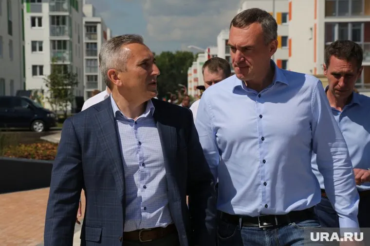 Мэру Тюмени Руслану Кухаруку (справа) не придется оправдываться перед губернатором Александром Моором (слева) за низкую явку