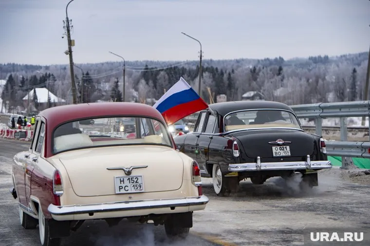 Колонна ретро-автомобилей проехала вместе со строительной техникой