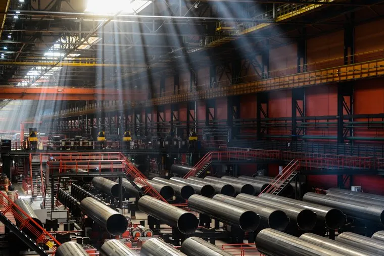 Презентация Кубка Чемпионата мира по футболу FIFA в цехе "Высота 239" белым металлургам на Челябинском трубопрокатном заводе. Челябинск, трубы, чтпз, белая металлургия, челябинский трубопрокатный завод, лучи света