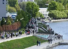 Тысячи екатеринбуржцев заполонили улицы: яркие кадры «Майской прогулки»