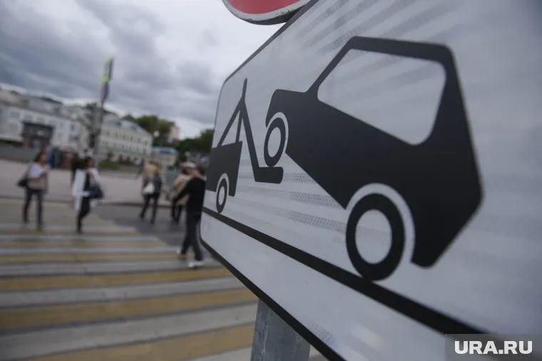 Автомобиль был припаркован возле автобусной остановки