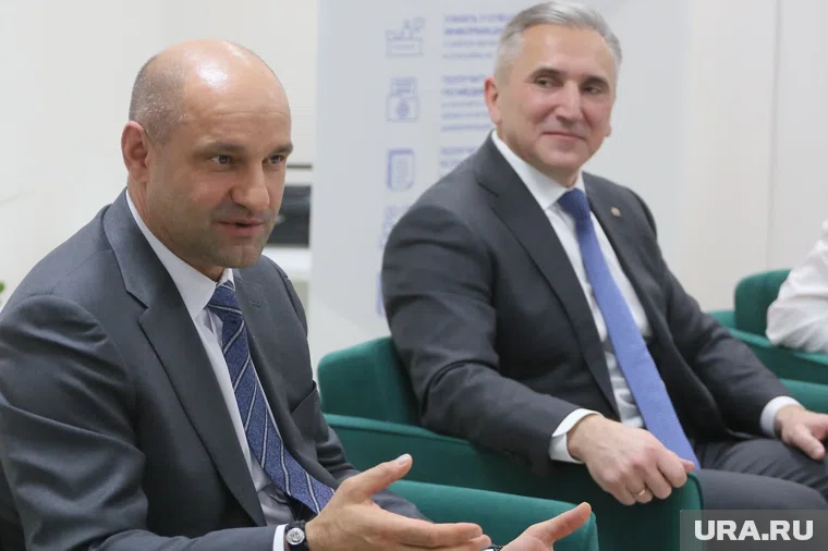 Губернатор Моор показал полпреду Жоге тюменский стенд на агропромышленной выставке