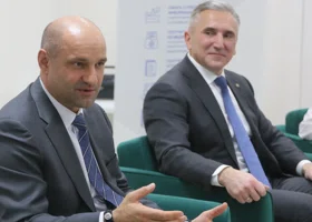 Тюменский губернатор Моор угостил полпреда Жогу шоколадом с икрой