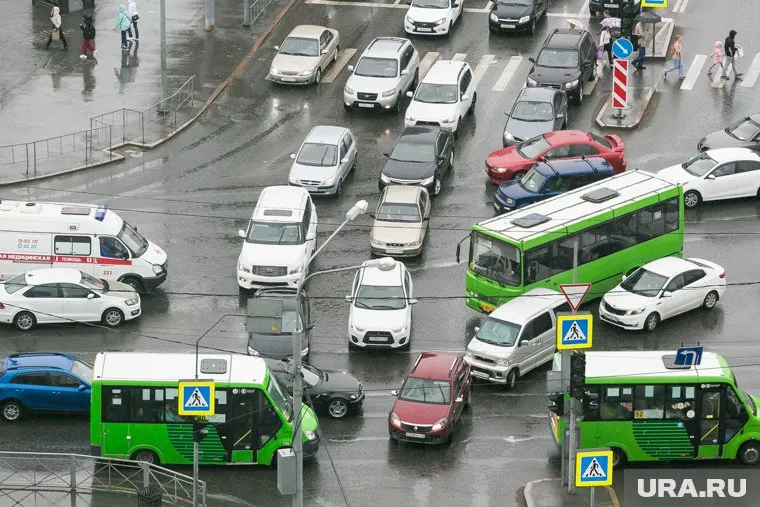 Люди выходили из автобусов на дорогах