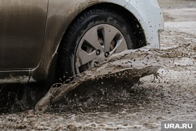 Один из 13 пойманных пьяных водителей в Тюменской области пытался накачать спущенное колесо пивом и шампанским