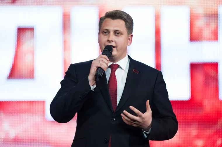 Встреча кандидата в президенты России Павла Грудинина с жителями региона в Театре эстрады. Екатеринбург, ивачев александр, жест рукой