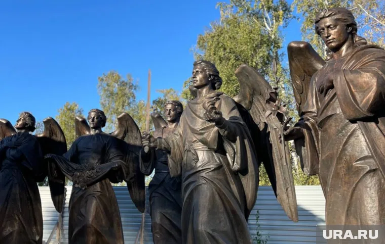 Семь архангелов на пилонах будут держать сферу, символ мироздания