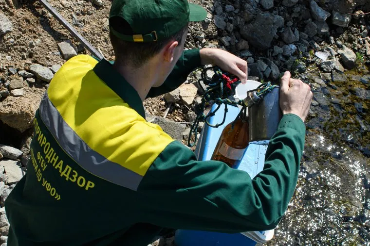 Взятие пробы воды на Городском пруду. Екатеринбург
