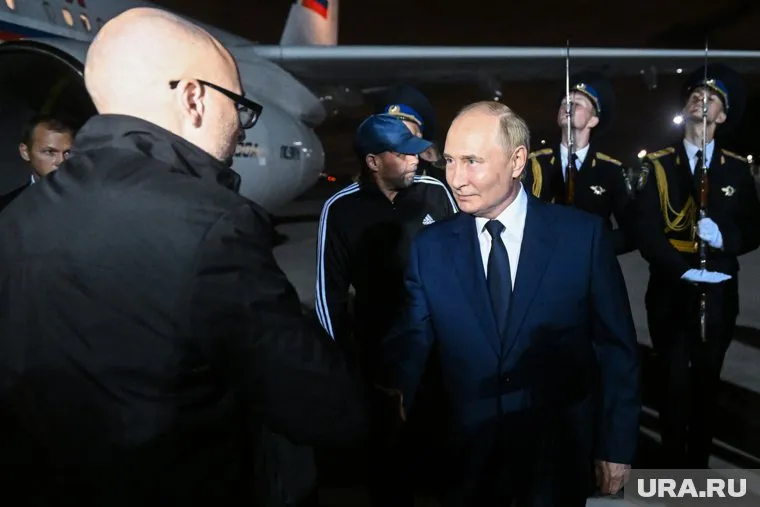 Владимир Путин лично встретил вернувшихся домой россиян и поблагодарил их за патриотизм