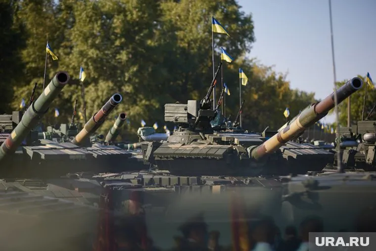 Запад не способен в полной мере поддерживать Украину, отметил военный аналитик Франц-Стефан Гади