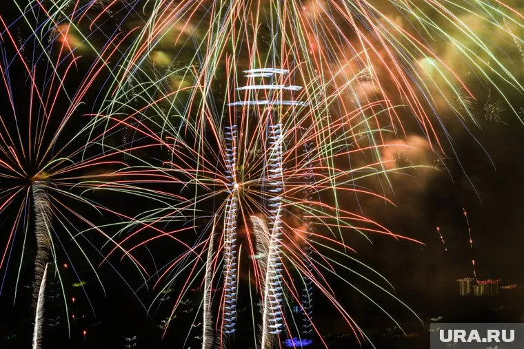 Дешевле всего большие батареи салютов стоят в «Русской пиротехнике»