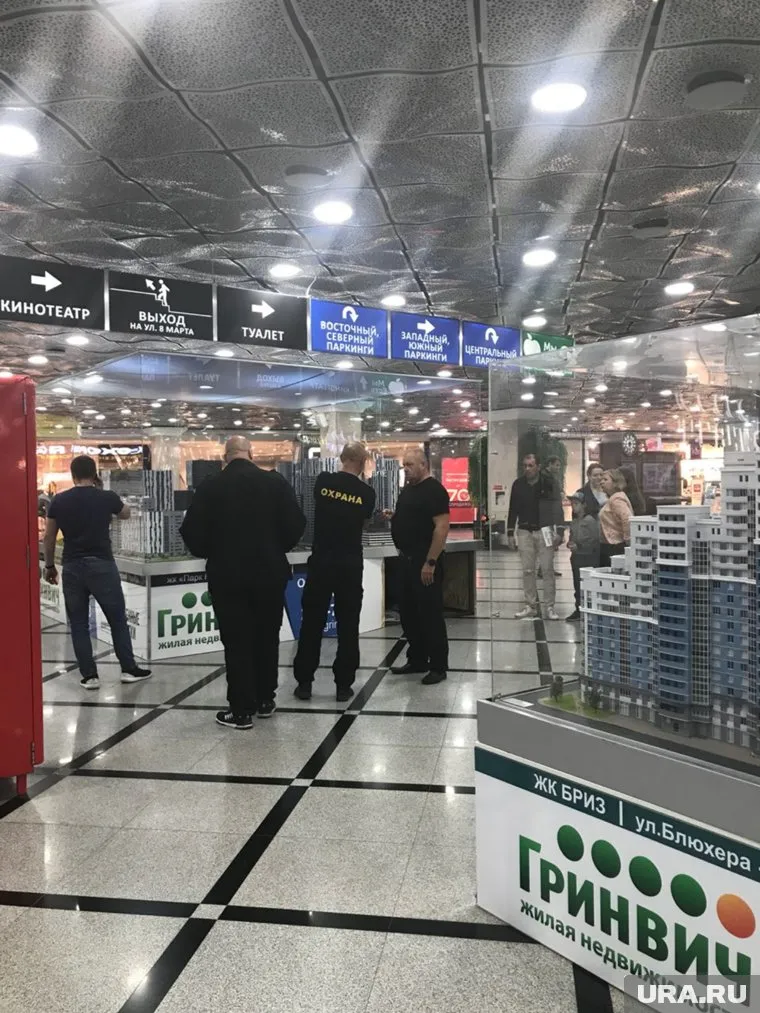 Палец ребенка зажало в щели макета