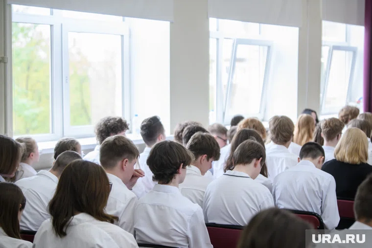 Старшеклассники не хотят, чтобы учитель уходил из школы, в итоге он забрал заявление