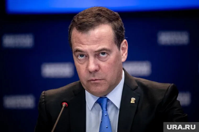 Дмитрий Медведев назвал «дурацкими» обвинения ЕС в дезинформации о COVID-19