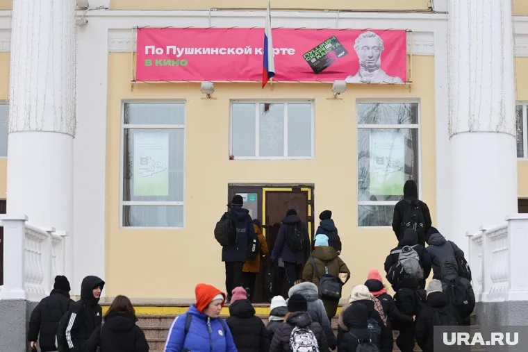 Госдума рекомендовала кабмину дать возможность семьям с тремя и более детьми чаще ходить в театры и музеи