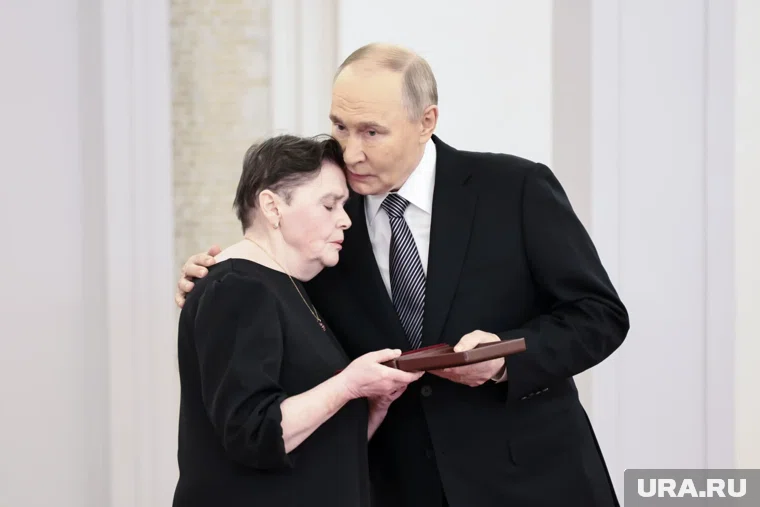 Президент Владимир Путин вручил Звезду Героя России маме погибшего на СВО сержанта Никиты Афанасьева