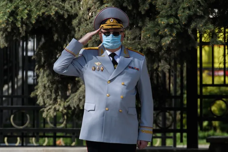 Торжественное возложение цветов к памятнику Жукову возле Штаба ЦВО. Екатеринбург