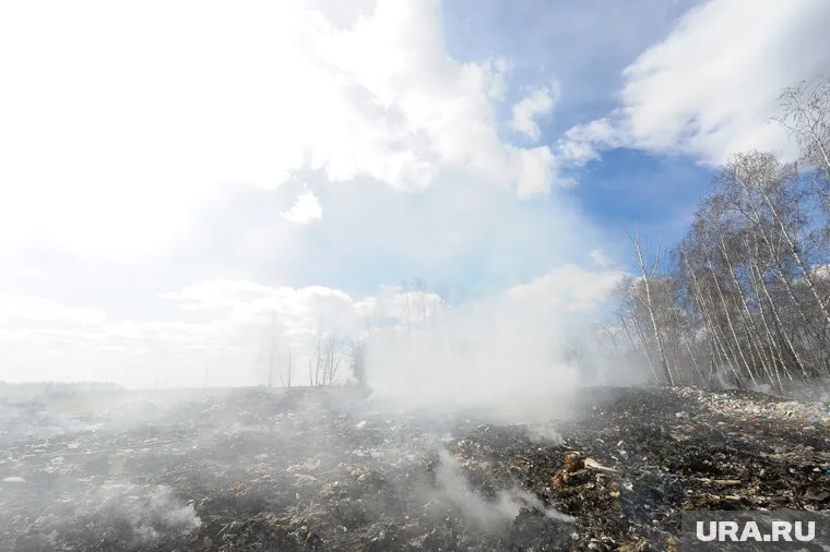 На месте работает 9 единиц спецтехники от МЧС и 23 человека личного состава (фото из архива)