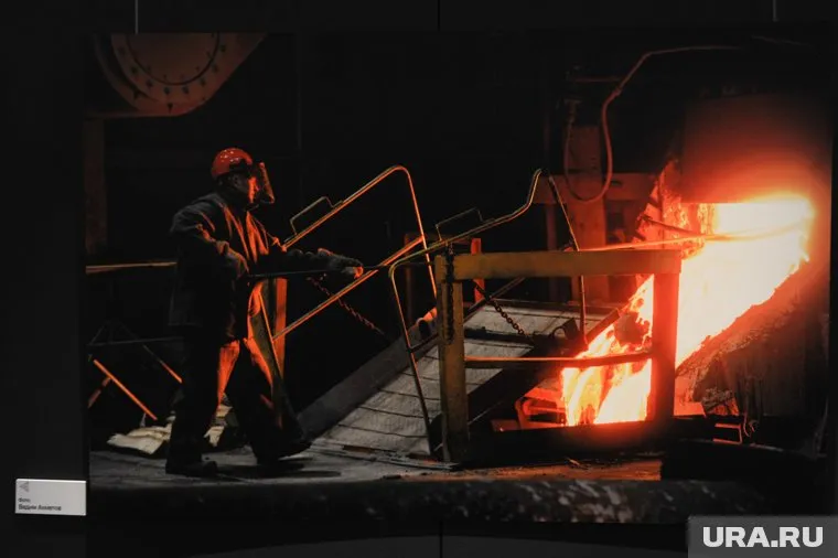 Челябинские фотографы отразили в снимках один день из жизни металлургов и горняков