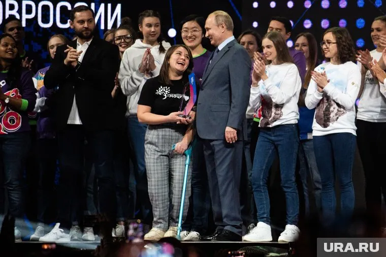 Владимир Путин в 2019 году, еще до коронавируса, приезжал на международный форум волонтеров в Сочи