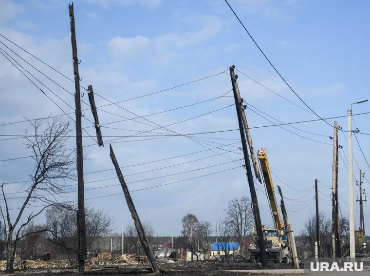 Столбы нависают на проезжую часть в сторону Дударева