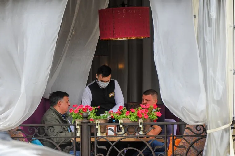 Официанты в уличных кафе. Челябинск