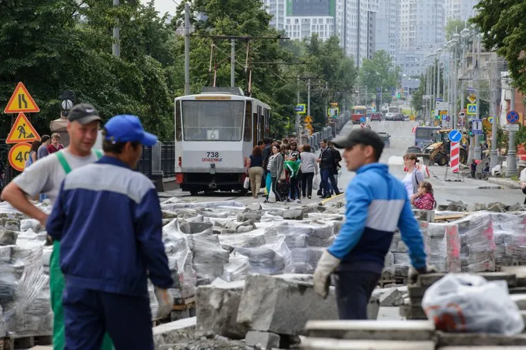 Виды Екатеринбурга, ремонт дорог, дорожные работы, трамвай, строительные работы, трамвайная остановка, проспект ленина