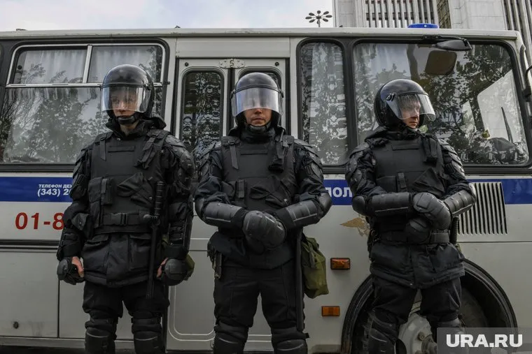 Полиция в Белоруссии отвозит активистов подальше от толпы, а затем отпускает