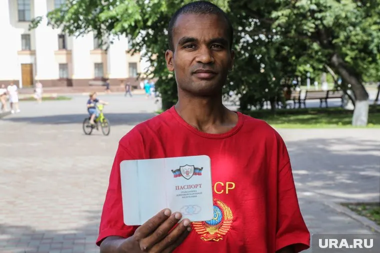 В руках у военнослужащего армии ДНР Айо Бенеса — паспорт Донецкой республики