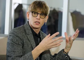 «Поживший и застиранный»: Лисовец рассказал, как носить главный цвет 2026 года