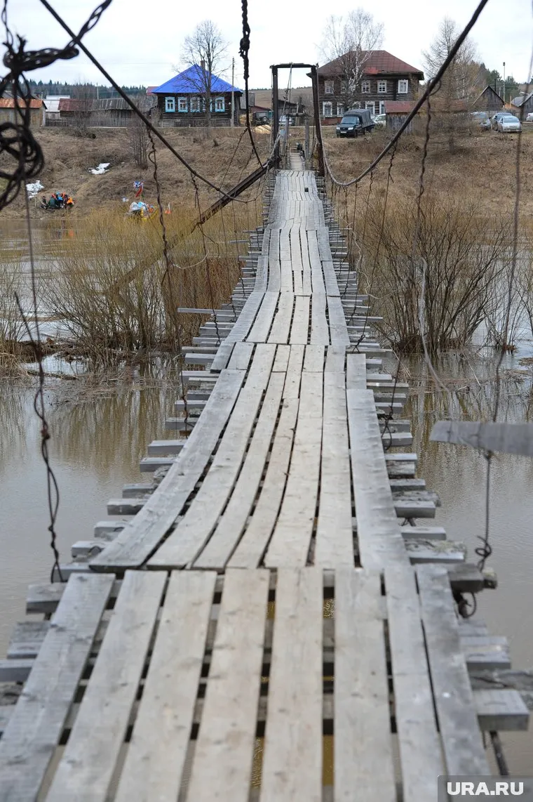 Мост в поселке Череповка жители вынуждены укреплять сами (архивное фото)