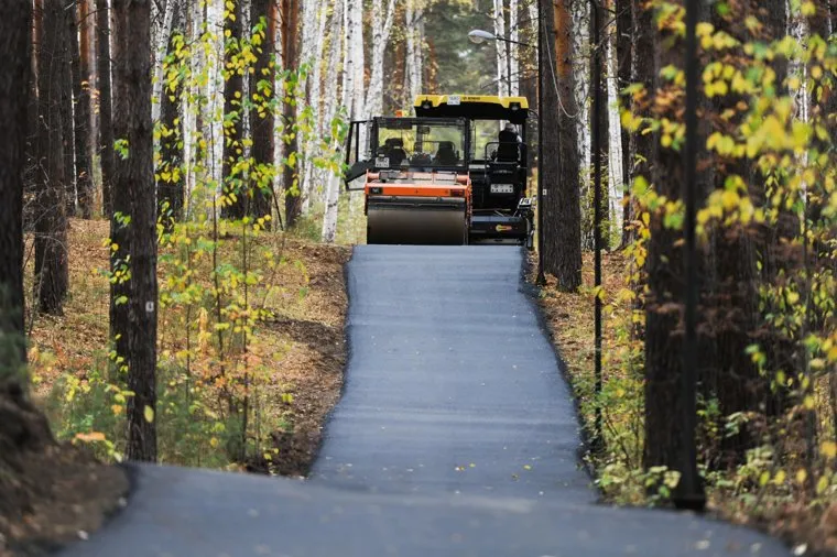 Город Озерск, интервью с главой Евгением Щербаковым. Челябинская область, парк, асфальтоукладчик, асфальт, благоустройство
