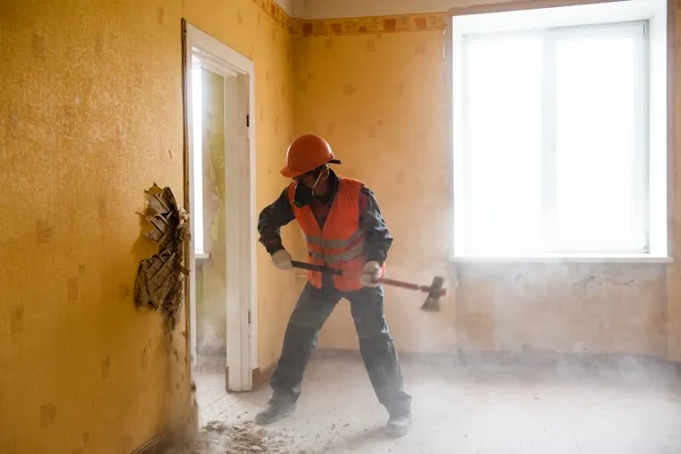 Начало сноса дома на улице Карла Либкнехта, 40. Екатеринбург