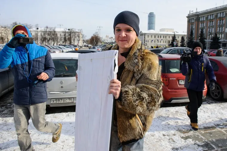 Магистр вуду Антон Симаков презентует свою картину "Курица на велосипеде". Екатеринбург, симаков антон
