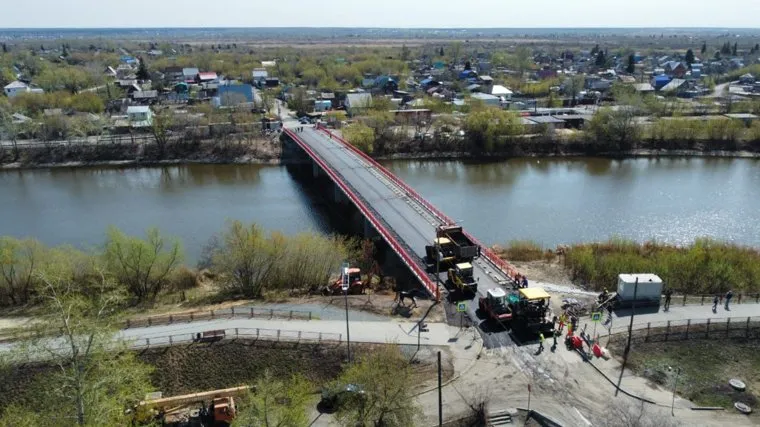 В Кургане на Кировском мосту укладывают асфальт: фото