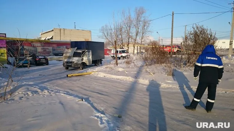 Водитель грузового автомобиля не заметил низкий газопровод
