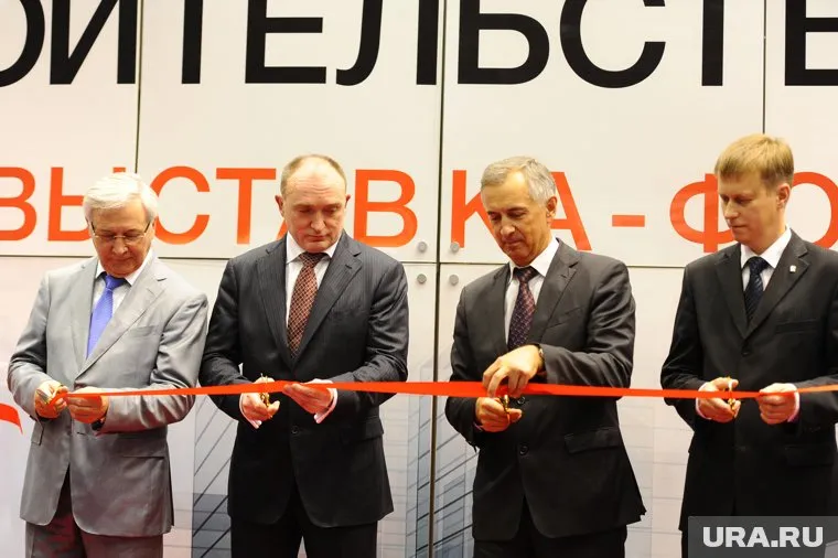 Борис Дубровский (слева) уволил заместителя Виктора Тупикина (в центре) и назначил Виталия Передерия на новый объект