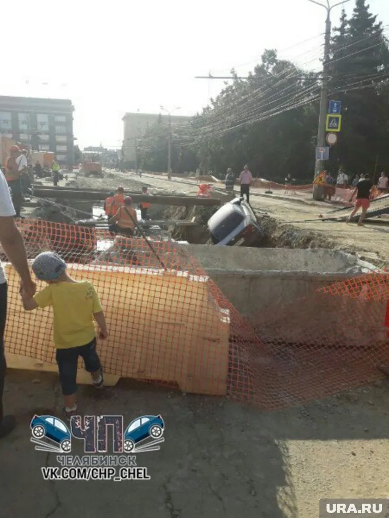 Угодивший в яму автомобиль пришлось вытаскивать с помощью трактора