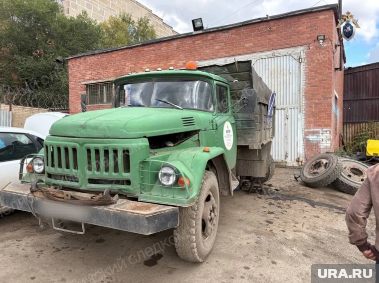 Мужчина привел автомобиль в движение с поднятой платформы 