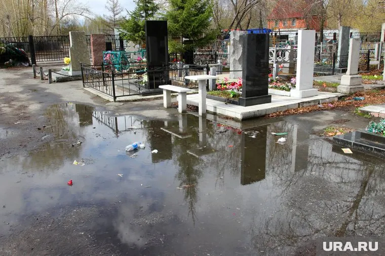 Могила кладбища можно увидеть уже из крайних домов поселка (архивное фото)